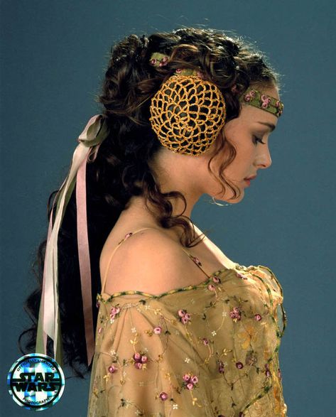 Finding Character in Clothing: The costumes of Padme Amidala Amidala Hairstyles, Padme Amidala Hairstyles, Padme Hairstyles, Meadow Picnic, Disfraz Star Wars, Star Wars Padme Amidala, John Bennett, Queen Amidala, Star Wars Padme