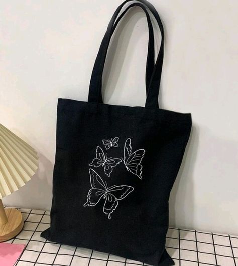 Black Tote Bags #smallbusiness #bag #totebag #aesthetic #onlinebusiness Black Tote Bag Aesthetic, Totebag Aesthetic, Aesthetic Tote Bag, My Style Bags, Tote Bag Aesthetic, Bag Aesthetic, Tote Bag Black, White Tote, Bags Aesthetic