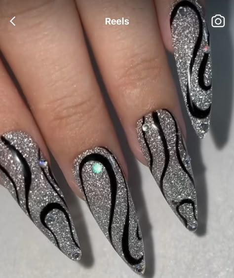 New Years Eve Nails Ideas Sparkle, Black And Silver Nail Designs, Abstract Nail Art Designs, Abstract Nail Designs, Black Silver Nails, Silver Nail Designs, Abstract Nail, Stunning Nails, Art Designs Ideas