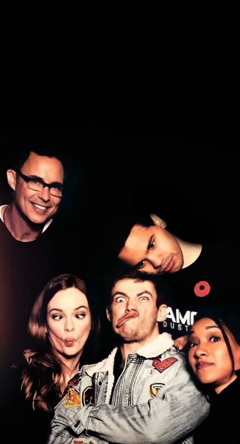 The flash Grant Gustin CW Barry Allen The Flas, Berry Allen, The Flash Poster, Tom Cavanagh, Flash Funny, Flash Barry Allen, Team Flash, Arrow Verse, Flash Tv Series