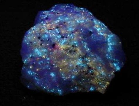 Glowing rocks Fluorescent Rocks, Cave Aesthetic, Glowing Rocks, Fluorescent Minerals, Glow Rock, Blue Rocks, Dark Rock, Rock Collecting, Dark Cave