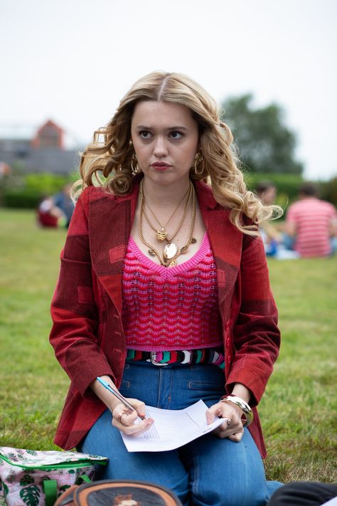 Aimee Gibbs, Aimee Lou Wood, Red Blazer Jacket, Teen Shows, Red Blazer, Velvet Blazer, Manado, Serie Tv, A Woman