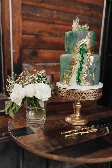 Cake Green And Gold, Cottagecore Wedding Cake, Wedding Cake Green, Motorcycle Birthday Cakes, Gem Cake, Geode Cake Wedding, Different Wedding Ideas, Cottagecore Wedding, Green Wedding Cake