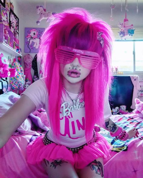 i'm a doll but i still wanna party 🎀 ☆ ☆ ☆ ☆ ☆ ☆ @hottopic #sponsoredbyHT #HTFxHipHop | Instagram Scene Kid Aesthetic, Scene Aesthetic, Emo Scene Hair, Scene Queens, Scene Outfits, Scene Girls, Scene Fashion, Scene Emo, Scene Kids