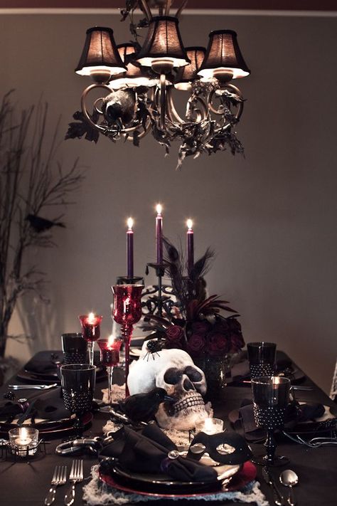 Black and Red Dining Table. Gorgeous! Halloween Wedding Decorations, Scary Halloween Food, Halloween Dining Room, Diy Halloween Dekoration, Halloween Chic, Halloween Table Settings, Elegant Halloween Decor, Table Halloween, Halloween Decor Diy