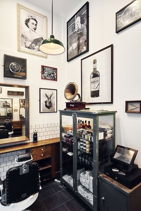 Old Barber Shop Vintage, Barber Shop Classic, Barbershop Studio Ideas, Barber Shop Studio, 70s Barber Shop, Barbershop Design Interior Ideas Barber Shop Waiting Area, New York Barber Shop, 1920s Barber Shop, Traditional Barber Shop