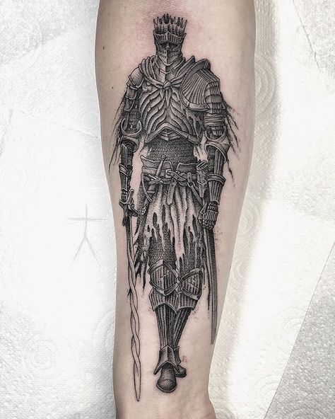 Incarnation of Kings, the soul of cinder. Thank you so much for letting me tattoo this one Ryan! Final tattoo For my short but sweet stay… Medieval Knight Tattoo, Dark Souls Tattoo, Medieval Tattoo, Knight Tattoo, Soul Tattoo, Kunst Tattoos, Back Of Shoulder Tattoo, Shoulder Tattoos For Women, Dark Tattoo