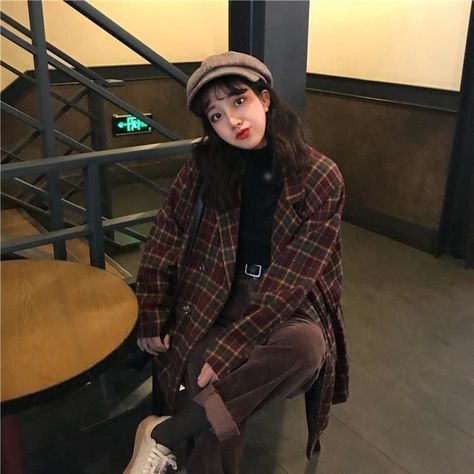 7c4ede33a62160a19586f6e26eaefacfdesc53032607ri Online Aesthetic, Aesthetic 80s, Y2k Aesthetic Fashion, Aesthetic Clothing Stores, Egirl Outfits, 80s Aesthetic, Wardrobe Tips, Outfits Chic, Winter Outerwear