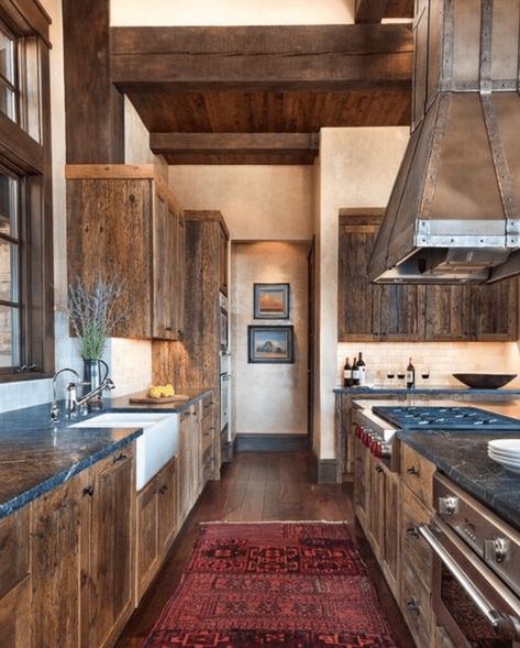 18 Charming Cabin Kitchen Ideas to Inspire Cabin Kitchen Ideas, Ski Lodge Interior, Lodge Kitchen, Future Farmhouse, Boho Kitchen Ideas, Rattan Pendant Lights, Rustic Farmhouse Kitchen Decor, Home Bar Setup, Ranch Kitchen