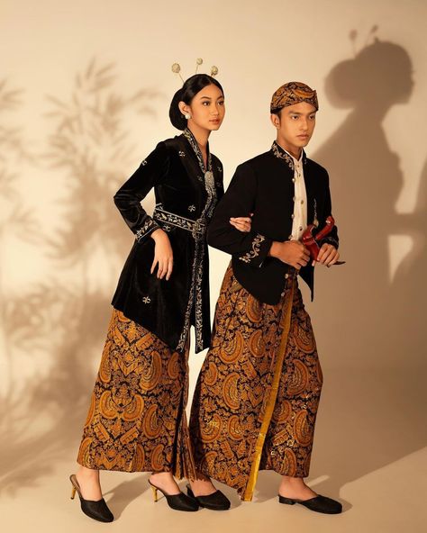 Ide pre-wedding menggunakan baju adat Jawa. Pakaian tradisional Indonesia. Indonesia traditional costume. Beskap & kebaya Jawa Cr/instagram: asmaralogue #culture #budaya #busana #batik #attire #clothes #outfit #asia Jawa Traditional Clothes, Jawa Pride, Indonesia Traditional Clothes, Indonesian Kebaya, Indonesia Traditional, Era Victoria, Adat Jawa, Muslim Wedding Dress, Indonesian Art