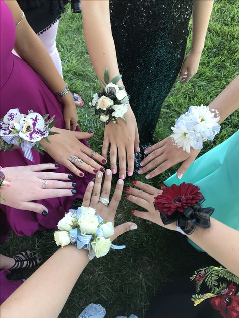 Hoco Corsage, Corsage Flowers, Plane Photography, Wedding Room Decorations, Homecoming Week, Prom Corsage, Cute Couples Photography, Flowers Aesthetic, Flower Corsage