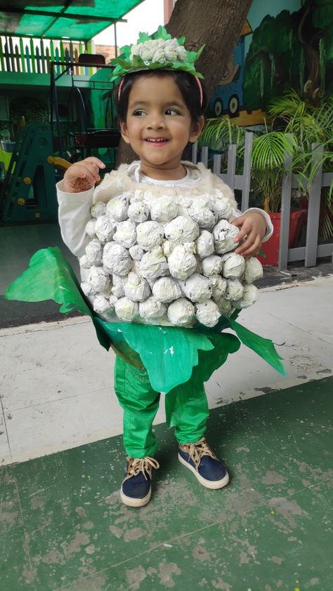 Using of paper balls n charts Vegetable Costumes, Horse Costume, Music Classroom Decor, Costume Carnaval, Horse Costumes, Paper Balls, Dress Handmade, Music Classroom, Clay Charms