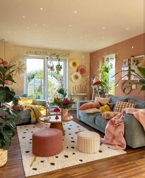 Dopamine Living Room Decor, Eclectic Pink Living Room, Boho Dopamine Decor, Small Apartment Decorating Colorful, Dopamine Living Room, Dopamine Decor Living Room, Dopamine Room, Girly Living Room Ideas, Lots Of Plants