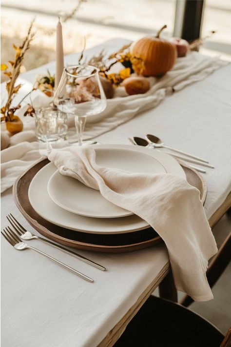 Super inspired by this minimalist fall table setting! Minimalist Thanksgiving Table Decor, Table Settings Autumn, Thrifted Tablescape, Modern Thanksgiving Tablescapes, Modern Thanksgiving Table Settings, Thanksgiving Table Setup, Modern Thanksgiving Table, Thanksgiving Dinner Table Setting, Fall Table Setting