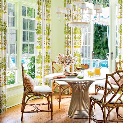 After years of house hunting in Palm Beach, Maureen Carr and her husband Walter Nollmann fell in love with the historic charm of this 1940s ... Yellow Interior Design, Tropical Dining Room, Platner Dining Table, Beach Dining Room, Palm Beach Decor, Breakfast Nook Table, Beach House Tour, Florida Getaway, Beach Dining