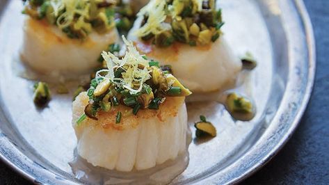 Sweet Paul Magazine, Scallop Recipes, Snacks Für Party, Fish Dishes, Seafood Dishes, Food Presentation, Food Plating, Fish Recipes, Pistachio