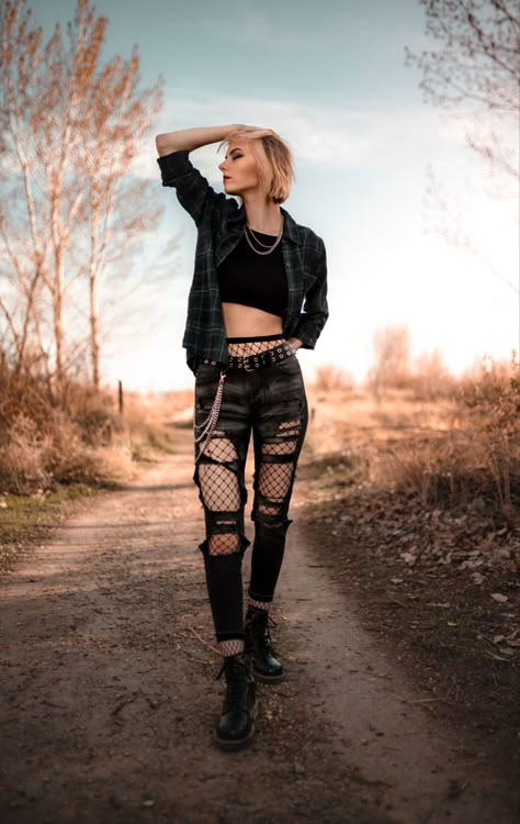 Grunge Style Photoshoot, Outdoor Edgy Photoshoot, Goth Flannel Outfit, Senior Pictures Outfits Grunge, Alt Senior Pictures Outfits, Punk Rock Photoshoot Ideas, Grunge Photoshoot Poses, Alt Model Photoshoot, Grunge Model Photoshoot