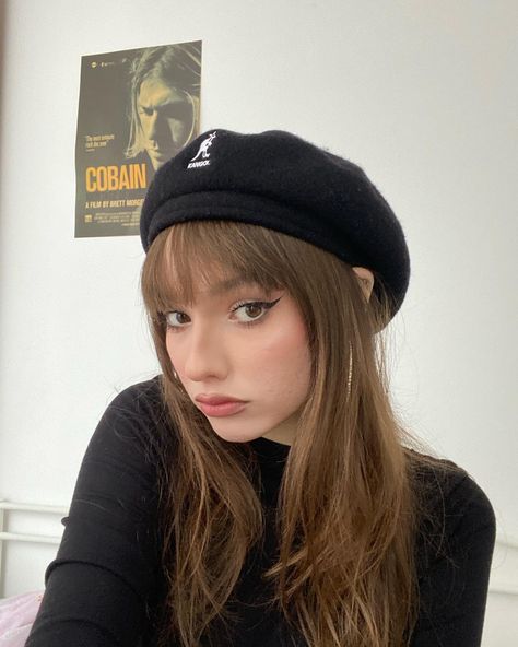 Beret Hat Aesthetic, Black Beret Hat Outfit, How To Style Hats, Kangol Beret Outfit, Barret Hat Outfit, Barret Outfit, Outfit With Beret Hat, Leather Beret Outfit, Kangol Hats Women Outfit