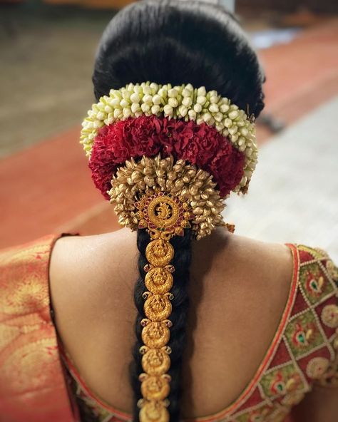 Bridal Veni Hairstyle, Bridal Hair Flowers South Indian, Bridal Veni Designs, Flower Veni For Hair Indian Brides, Hairstyles For Muhurtham, Bridal Flowers For Hair Indian, South Indian Bride Hairstyle Muhurtham, South Indian Bridal Hairstyles Wedding, Indian Bride Hairstyles