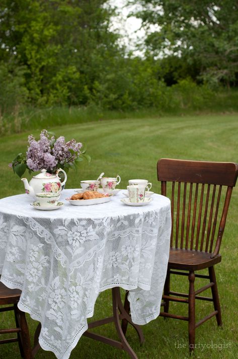 Tea Party In The Garden, Tea Party Outside, Tea Party Set Up, Tea Room Ideas, Garden Tea Party Aesthetic, Cottagecore Tea Party, Tea Party Photoshoot, Picnic Tea Party, Outdoor Tea Party