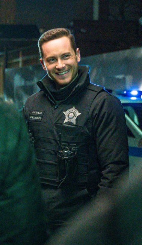 Jay Halstead Wallpaper, Jay Halstead Aesthetic, Chicago Fire Wallpaper, Halstead Brothers, Hockey Boy, Chicago Pd Cast, Jesse Lee Soffer, Tracy Spiridakos, Jesse Lee