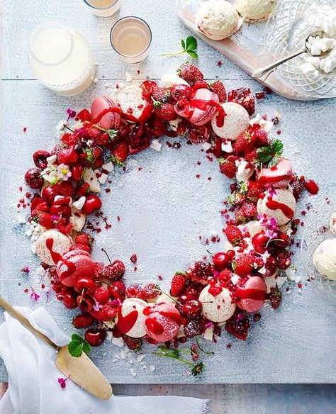 Beautiful berry bright eton mess desert Christmas wreath table centrepiece Food Wreath, Eton Mess, Christmas Decoration Ideas, Christmas Lunch, Fun Christmas Decorations, Christmas Menu, Xmas Food, Christmas Cooking, John Paul