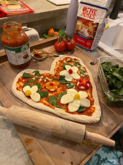 Cottagecore Valentines Day, Homemade Pizza Party, Shaped Pizza, Heart Shaped Pizza, Party Cooking, Wedding Traditions, God Mat, Pizza Party, Food Is Fuel