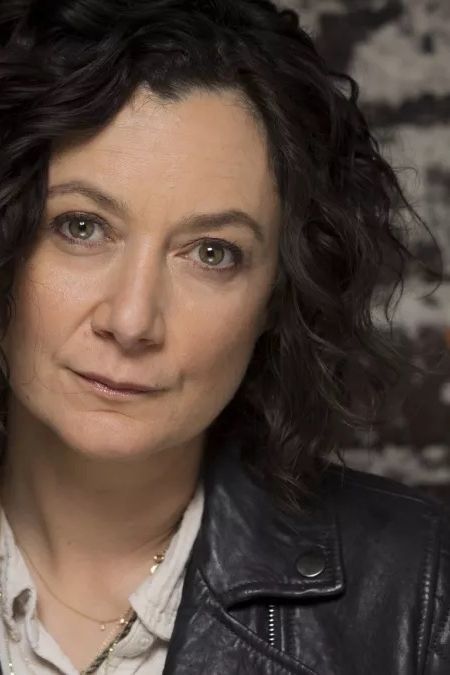 She’s been playing Darlene since the ‘80s, yet “The Conners” star Sara Gilbert is somehow the most unassuming, most-constant character. Sarah Gilbert, Sara Gilbert, Beauty Images, Beauty Advice, John Wayne, Body Sculpting, Mens Skin Care, Eyebrow Makeup, The 80s