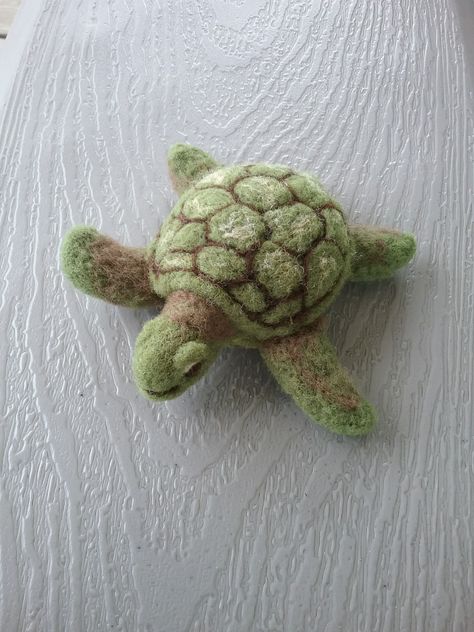 Gins felted turtle 3132 Sea Turtle Needle Felting, Needle Felted Turtle Tutorial, Needle Felt Turtle, Needle Felting Turtle, Felt Sea Turtle, Felted Turtle, Sarah Desjardins, Felted Fish, Felt Turtle