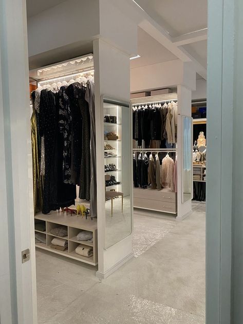 gossip girl julien calloway walking closet #gossipgirl #juliencalloway #walkingcloset A Walk In Closet, Dream Closet Design, Wardrobe Room, Closet Room, Dream House Rooms, Luxury Homes Dream Houses, Dream Apartment, Girl House, Dream House Interior