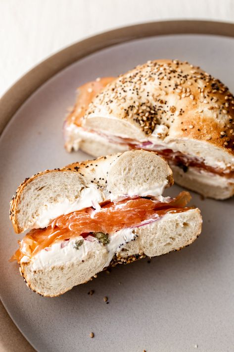 Bagel Cream Cheese Salmon, Smoked Salmon Bagel Breakfast, Bagel With Salmon, Bagel With Salmon And Cream Cheese, Smoked Salmon Bagel Sandwiches, Smoked Salmon Cream Cheese Bagel, Salmon Bagel Sandwich, Salmon Bagel Breakfast, Salmon Lox Bagel