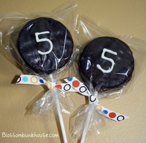 Hostess Ding Dongs...they look just like hockey pucks! School Birthday Treats, Ding Dongs, Hockey Cakes, Hockey Birthday Parties, Hockey Party, Hockey Birthday, Creative Kids Snacks, Birthday Treat, Hockey Gifts