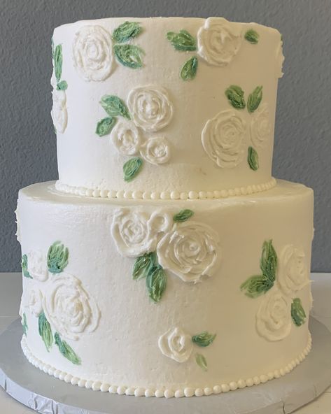 White Rose Cake, Leaf Cake, Rose Cake, Round Cakes, White Rose, White Roses, Green Leaves, Birthday Ideas, Wedding Cakes