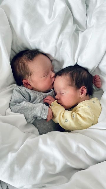 Cute Babies Pictures, Twin Babies Aesthetic, Twin Babies Boy And Girl, Newborn Twins Boy And Girl, Twins With Mom, Twin Baby Boy And Girl, Twin Aesthetic, Babies Aesthetic, Twins Aesthetic