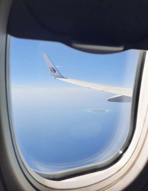 #aesthetic #tiktok #plane #flight #travel #malaysia #airlines #window #sky #view #sabah Malaysia Airlines Aesthetic, Airplane Snap, Snap Pictures, Story Filters, Travel Malaysia, Plane Flight, Airplane Wallpaper, Flight Travel, Air Asia