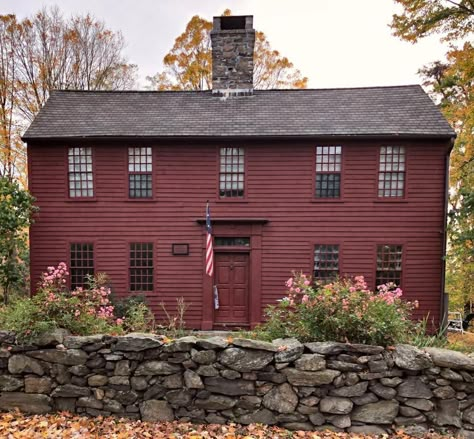 New England Colonial House Exterior, New England Colonial House, Old Colonial Homes, Early American Homes, Fairfield Connecticut, New England Colonial, Colonial House Exteriors, Victorian Porch, Red Houses