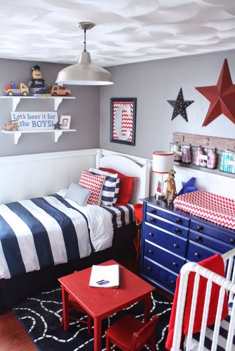 Want to use red, white and blue in your home other than just on 4th of July? This little boys' room is the perfect inspiration! Americana Bedroom Ideas, Red White And Blue Bedroom, Americana Bedroom, Patriotic Room, Red White And Blue Decor, White And Blue Decor, Blue Boys Bedroom, Shared Boys Rooms, Boys Room Blue