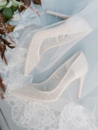 Kasut Pengantin, Badgley Mischka Bridal Shoes, Bohemian Style Gown, Badgley Mischka Bridal, خواتم خطوبة, Badgley Mischka Shoes Wedding, Wedding Shoes High Heels, Bridal Skirts, Bridal Wedding Shoes