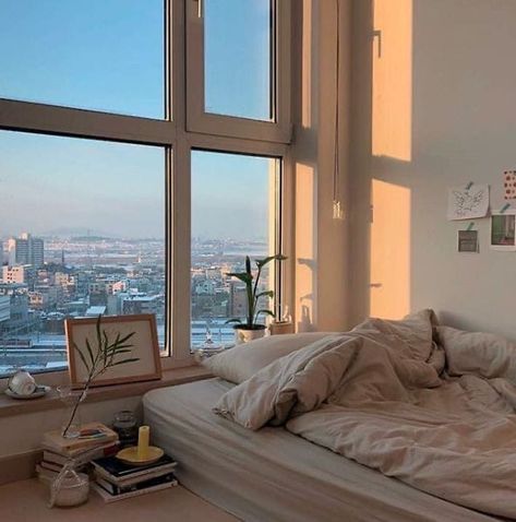 Discovered by Isabella. Find images and videos about aesthetic, sun and city on We Heart It - the app to get lost in what you love. Appartement New York, New York Bedroom, Aesthetic Apartment, Apartment View, New York City Apartment, Apartment Aesthetic, Aesthetic Rooms, New York Apartment, Dream Apartment