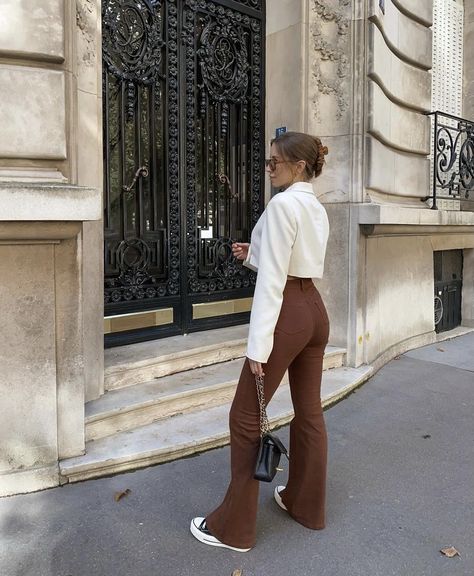 Winter In Barcelona Outfit, Flare Outfits, Flare Outfit, Spain Outfit, Nude Outfits, Moda Hippie, Barcelona Fashion, Fashion For Petite Women, Paris Outfits