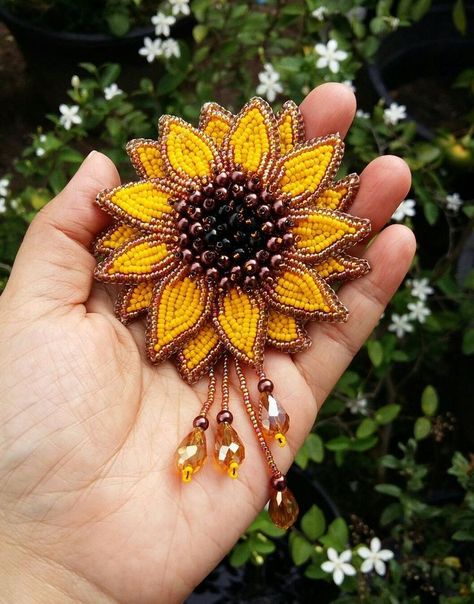 Sunflower Bead Pattern, Diy Beaded Broaches, Beaded Flower Brooch, Seed Bead Sunflower, Beaded Sunflower Earrings, Sunflower Beaded Earrings, Sunflower Beads, Seed Bead Brooch, Beaded Sunflower