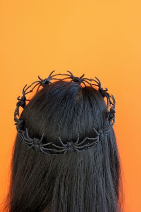 Easy Spider Crown TUTORIAL // Delia Creates #michaelsmakers Spider Crown, Crown Tutorial, Halloween Decor Diy, Halloween Memes, Adornos Halloween, Diy Halloween Costumes Easy, Diy Halloween Costume, Halloween Tags, Easy Diy Halloween