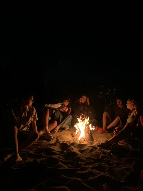 sauvies, summer, beach, beach inspo, fire, summer at night, night time Summer Night With Friends, Aesthetic Outside Pictures, Summer At Night, Dark Summer Aesthetic, Beach Party Aesthetic, Night Beach Aesthetic, Nighttime Beach, Summer Night Aesthetic, Virgo Earth Sign