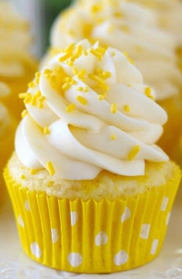 Une recette de cupcake acidulé pour l'été ! A tester avec Kiri ! #kiri #recette #cupcake #citron #cream #cheese #kids #food #enfant #yummy #fromage Yellow Cupcakes, Lemon Cream Cheese, Lemon Cream, Frosting, Cream Cheese, Sprinkles, Cupcake, Lemon, Cheese