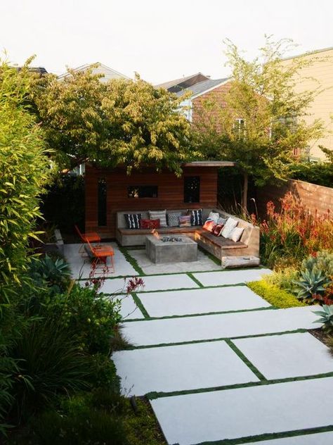 large pavements and turf Large Paver Patio With Gravel, Simple Backyard Paver Ideas, Large Backyard Paver Ideas, Small Gravel Patio, Pavers Small Backyard, Big Pavers Backyard, Courtyard Paver Ideas, Paver Yard Ideas Backyards, Courtyard Hardscape Ideas