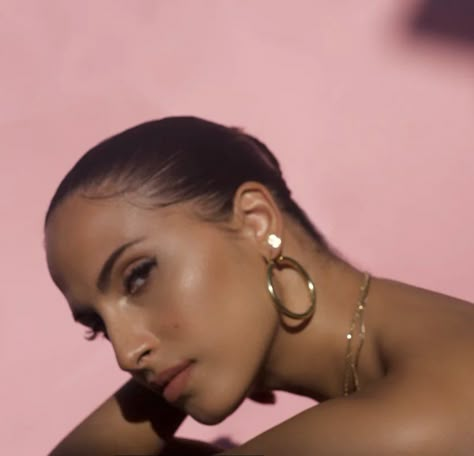 Snoh Aalegra Aesthetic, Snoh Alegra, Alicia Keys Style, Snoh Aalegra, Music Videos Ideas, Love Deluxe, Stage Dive, Gang Aesthetic, Photo Styles