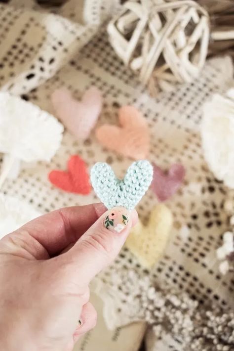 Teeny Tiny Crochet Hearts FREE Pattern {+ Video Tutorial} • Le Petit Saint Crochet Pocket Hug Printable, Everything I Crocheted, Kindness Crochet, Valentine Crochet, Pocket Hugs, Tiny Crochet, Crochet Hearts, Rose Crochet, Crochet Heart Pattern