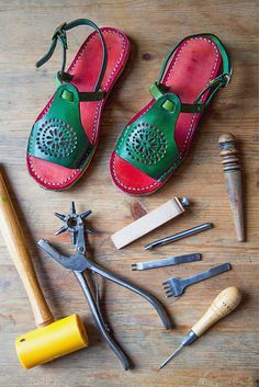 Diy Leather Slippers Pattern, Shoe Patterns, Leather Bag Tutorial, Making Shoes, Brown Leather Clutch, Crochet Shoes Pattern, Shoes And Sandals, Shoe Making, Leather Sandals Handmade