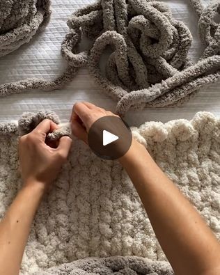 Fluffy Crocheted Blanket, Hand Woven Blanket Diy, How To Make A Thick Yarn Blanket, Chunky Yarn Blanket Ideas, Chunky Knit Blanket Color Combos, Giant Yarn Projects, Patterns For Chunky Yarn, Crochet Ideas Chunky Yarn, Chunky Knit Blanket Designs