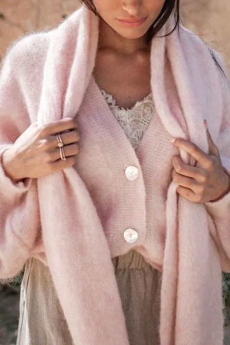 Fluffy Scarf, Bohemian Scarves, Tie A Scarf, Mohair Scarf, Knitted Scarves, Wear A Scarf, Scarf Outfit, How To Wear A Scarf, Soft Scarf